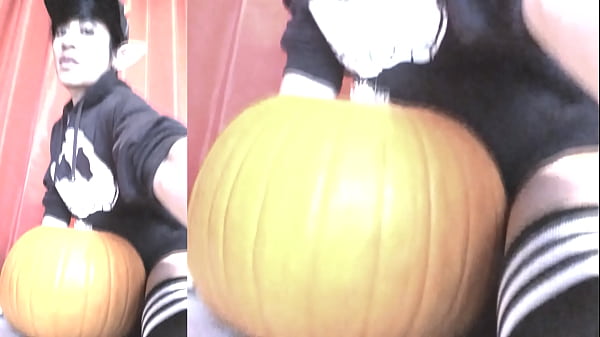 SFW Jon Arteen, ragazzo sexy, emo femboy, scolpisce una zucca di Halloween nella sua biancheria intima Jack-o'_-Lantern