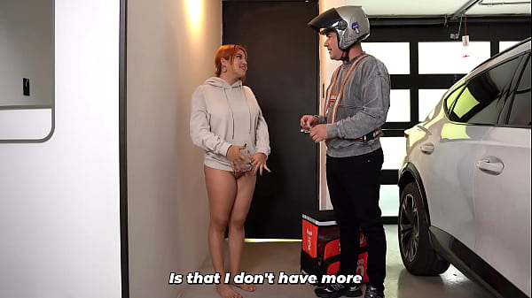 Signorina, potrebbe valutare il mio servizio con 5 stelle? - Il fattorino finisce per scoparsi un cliente sconosciuto