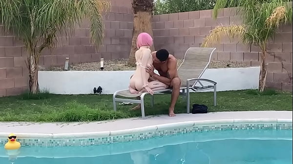 La petite trans mignonne Claire Gemini suce une énorme bite au bord de la piscine