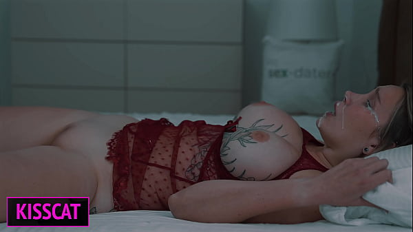 Stiefmutter wartet auf Ehemann, teilt aber das Bett mit Stiefsohn, bis sie nach unerwartetem Sperma im Inneren eine riesige Gesichtsbehandlung bekommt