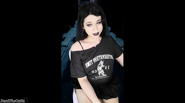 La tosta ragazza emo goth DaniTheCutie accetta di spogliarsi e farsi scopare da una macchina per soldi