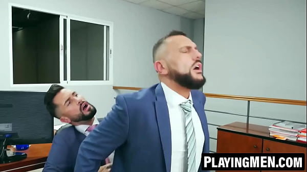 PlayingMen.com - Des hommes vicieux cognent le trou serré d'un collègue de travail d'Andrea Suarez