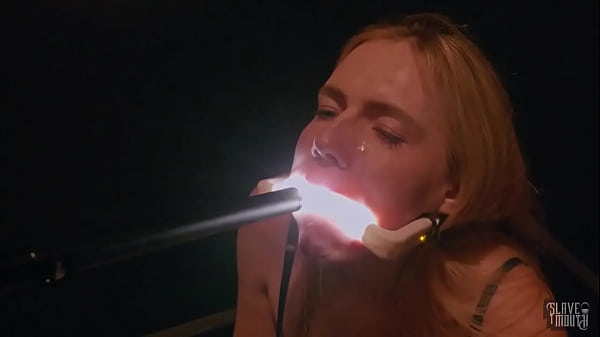 La ragazza squilibrata e amante della sporcizia, Rebel Rhyder, viene congelata con un bukkake - filmata con l'obiettivo della sonda!