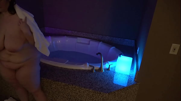 Luces intermitentes: jacuzzi mágico protagonizado por Erica Jane.