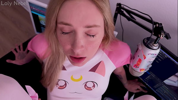 La giovane ragazza appassionata si mette in mostra