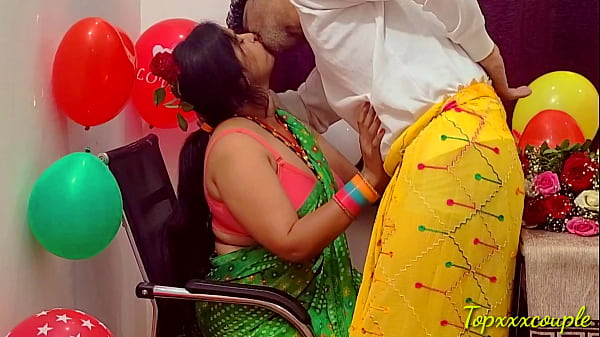 Heiße Geliebte fickt schmerzhaft am Valentinstag im Büro.