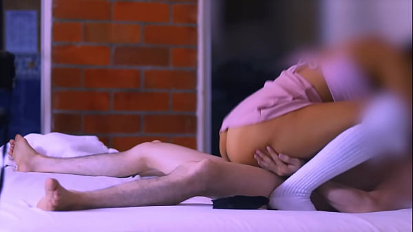 Stiefmutter und die Mitbewohnerin ihres Stiefbruders im Motel, wohin sie geflohen sind, um ihr Abenteuer zu erleben.