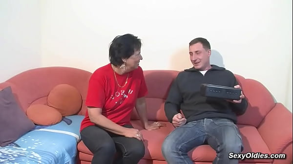 Big cock guy fucks German mature in reverse cowgirl position