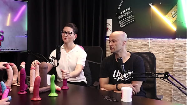 Os produtos s&atilde_o diferentes, e os formatos dos paus... - Eilani Quina e Victor Luciano - Upper Toys (SHEER/RED)