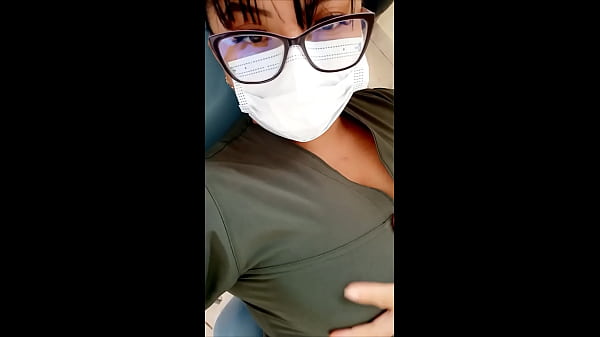 demone infermiera!! La cagna pulisce lo studio dentistico e poi comincia a toccarsi sensualmente