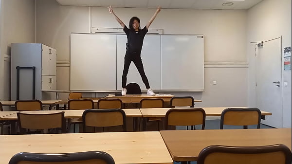 O estudante Twink Jon Arteen vai à escola para fazer uma dança sexy antes de um strip-tease na mesa do professor em uma sala de aula, ele começa exibindo sua cueca boxer vermelha