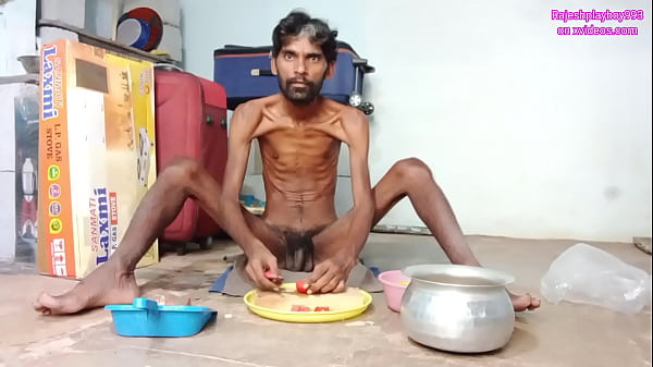 Rajeshplayboy993 cortando verduras para cocinar curry aalu