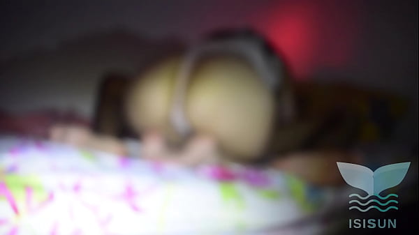 Geile Schlampe mit großem Hintern verführt ihren Stiefvater, während er schläft - ISIS SUN | 01 Teil