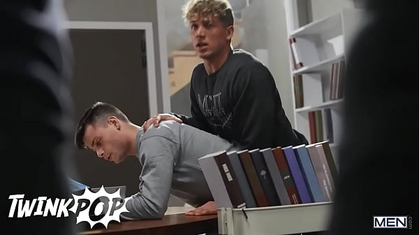 Mentre era alla biblioteca del college, Jock Felix Fox si è fatto succhiare il cazzo dal suo migliore amico Ryan Bailey - TWINKPOP