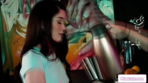 Lambi um barista gostoso na mesa de sinuca