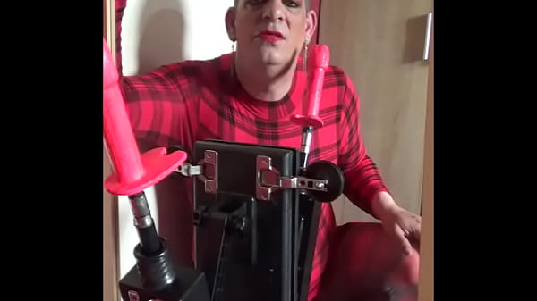 un travesti bisexuel laisse le jouet le baiser pendant qu'il y goûte ensuite