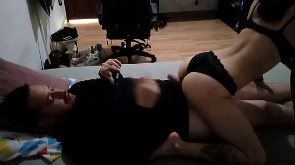 La donna di servizio non solo fa le migliori pulizie ma anche i migliori pompini