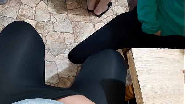 Wir wichsen unserer Stiefmutter, während sie das Abendessen kocht – Mädchen fliegen zum Orgasmus