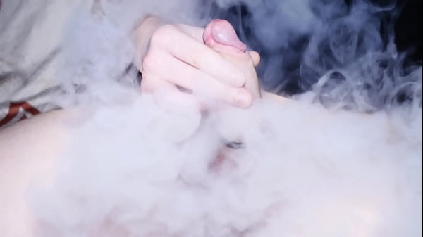 Anneau d'érection, fumer en se masturbant, orgasme du nouveau beau-père à grosse bite sans les mains