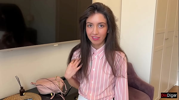 Uma colega de classe me pegou me masturbando com as fotos dela, mas resolvemos esse problema fazendo sexo!