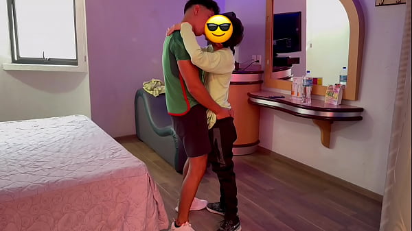 De los gemidos de Gio, Omar va lamiendo y tocando los lugares correctos. He lies down, spreads his legs and Omar goes straight to Gio's hole. Gio se sube encima de Omar y se sienta sobre su polla