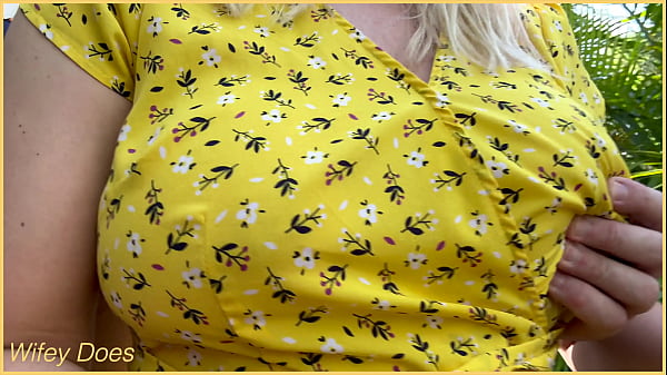 Frauchen geht in einem süßen Sommerkleid ohne BH los und sieht mit ihren blonden Haaren fantastisch aus.