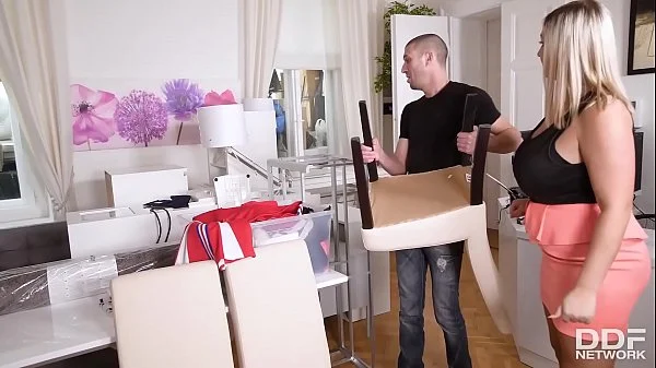 une femme cocu turque laisse un homme d'affaires britannique lui baiser le trou du cul