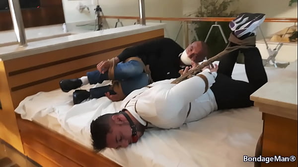 Peter e Victor legati insieme sul letto imbavagliati e imbavagliati lottano | ANTEPRIMA