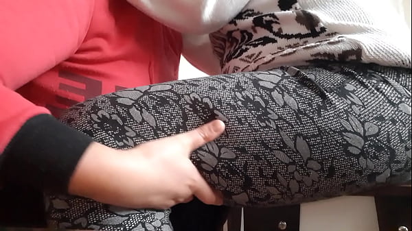 Wir masturbieren zum ersten Mal gegenseitig und obwohl wir kitzlig sind, kommen wir immer noch – Lesbian Illusion Girls