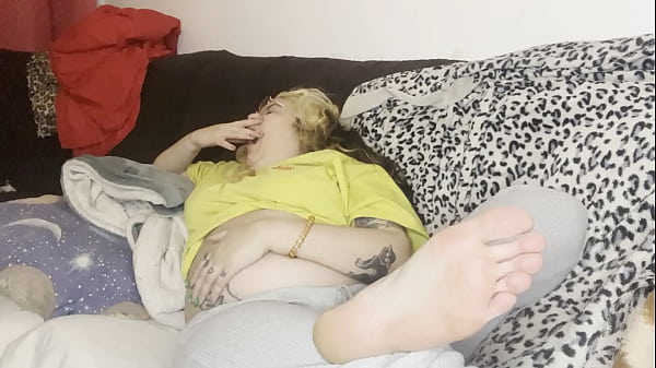 Massage of the swollen belly Burping the couch