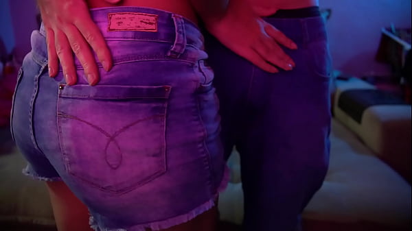 SALTANDO sulle sue ginocchia con i pantaloncini di jeans, è arrivato ATTRAVERSO la biancheria intima