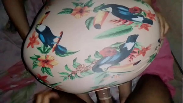 Beim Ficken einer heißen Muschi in einem kurzen Kleid schob die Freche ihren Arsch zu mir hoch. Ich fickte sie heiß und ich spritzte auf die Schlampe. Ich habe ihren Arsch fast gefressen, aber die Freche ließ es nicht zu, dass sie mir das nächste Mal nicht entging