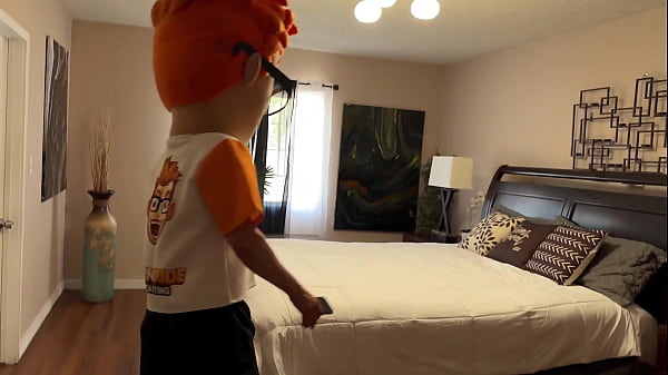 Pompini dietro le quinte e operazioni bancarie con Alexis James: una guida per le MILF alla crescita delle risorse!