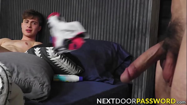 Bottom Cody Viper trasuda pre-sborra dopo che Nico Coopa muscoloso e affamato di cazzi fa un pompino al suo cazzo affamato