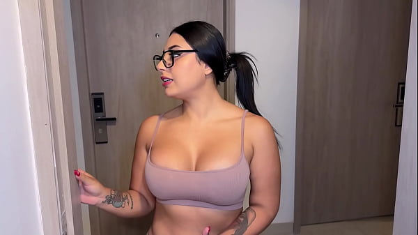 Nutte Nachbarin wollte Schwanz und kommt mit einer Ausrede und einem Vorteil in meine Wohnung, weil meine Freundin an Silvester nicht hier ist