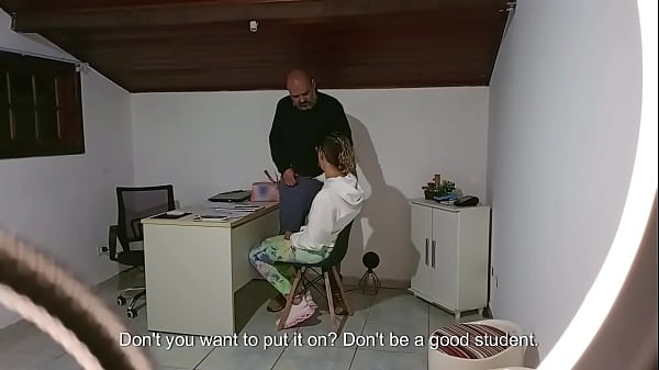 Cô gái tuổi teen đáng yêu trêu chọc cô gái tóc vàng