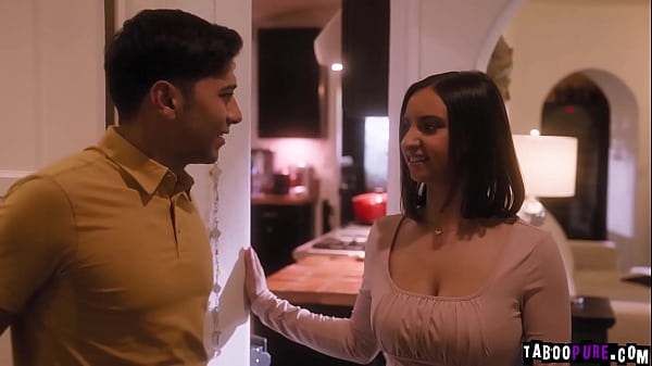 Les MILF brunes sexy et chaudes SHay SIghts et Reagan Foxx se relaient pendant que MAx livre des chattes serrées de MILF