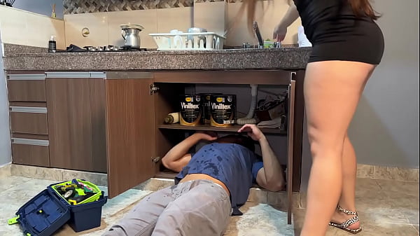 Une petite colombienne engage un plombier et finit par le faire réparer dans son trou du cul serré