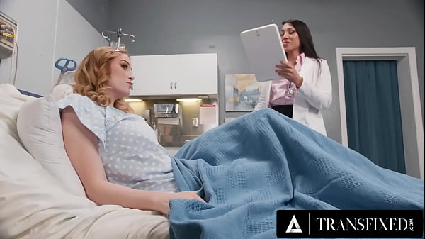 TRANSFIXED - 护士 Riley Nixon 与挂号病人 Erica Cherry 和 Kasey Kei 医生进行双打