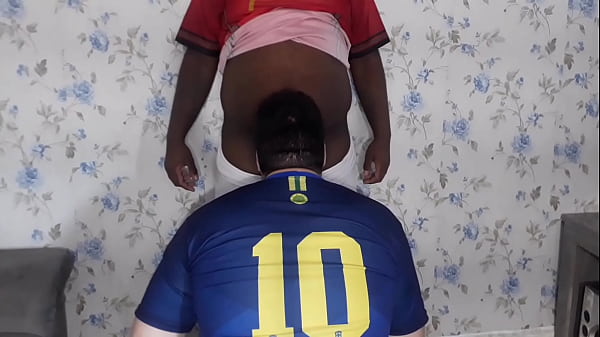 TBT After Football Urso Negro mette il suo grosso cazzo in un grasso uomo bianco in segreto (ISCRIVITI AI MIEI XVIDEOS ROSSO E PURO PER VEDERE DI PIÙ)