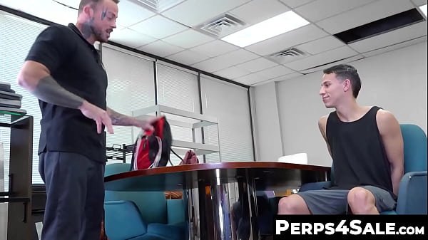 Perps4Sale.com - Sean Duran &amp_ Des Irez - Lo stallone gay inchiostrato Dez Irez cavalca il cazzo dell'ufficiale Sean Duran