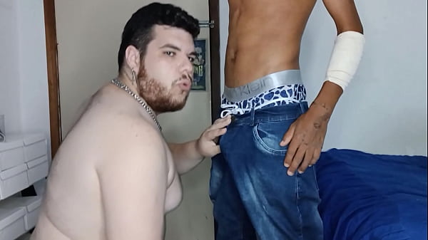 Anteprima - Hetero Motoboy Novinho Likes to Eat Fat Ass (COMPLETO SU SHEER AND RED) È venuto da lontano tutto ferito perché ha visto i miei video e ha mandato un messaggio dicendo che voleva mangiare anche lui,