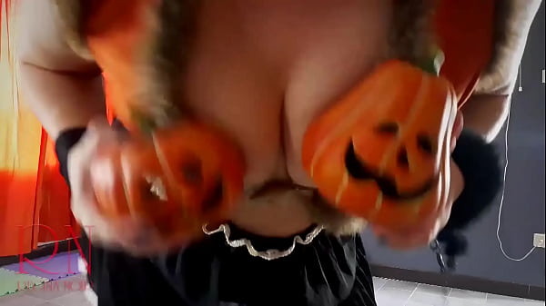 HALLOWEEN-Hexe in Rtgina Noir-Hexe mit Kürbissen und Besen. Regina Noir Velma Dinkley Gelbe Strumpfhose tritt im alten Haus im Treppenhaus auf