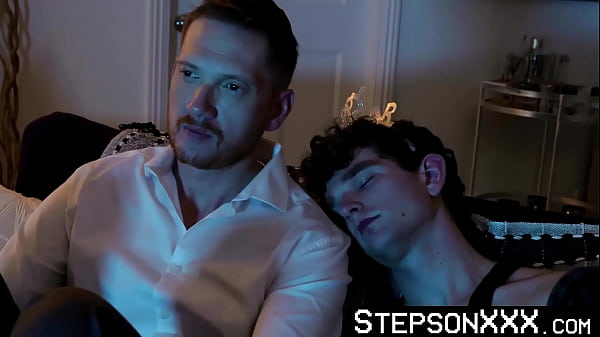 StepsonXXX.com - Brody Kayman &amp_ Canyon Cole - Barebacking dieses Schnuckels Canyon Cole, bis er heißes Sperma auf seinen schlanken Körper spritzt