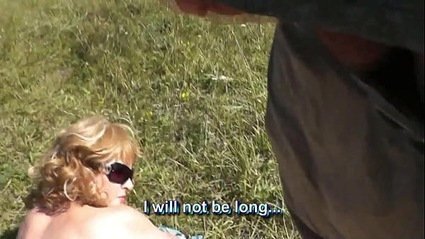 Sulla spiaggia selvaggia un pervertito ha visto una bella bionda sexy prendere il sole nuda. L'uomo ha tirato fuori il cazzo, si è masturbato e ha ricevuto una sborrata. All'aperto. Al di fuori. All'aperto. Pubblico. Orgasmo. Spiaggia per nudisti. Masturbazione. Esibizionista. POV