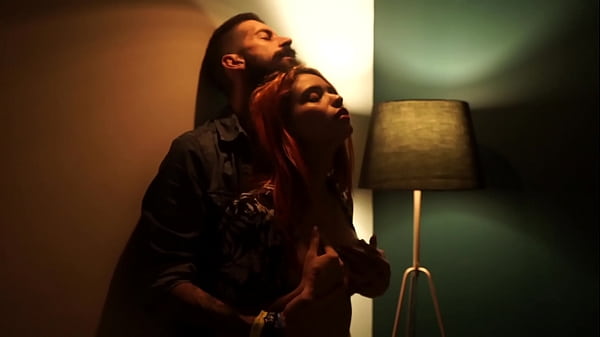 Chica caliente recorre la casa de Cipriani tocándose