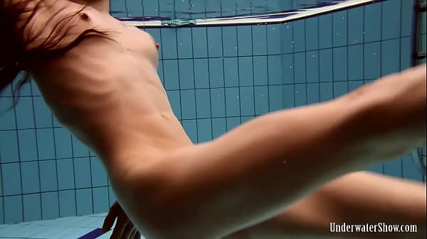 Andrea e Monica ma anche Janka si arrapano in piscina