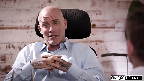 Padrastro hace que su hijastro se folle a su asistente mientras él mira