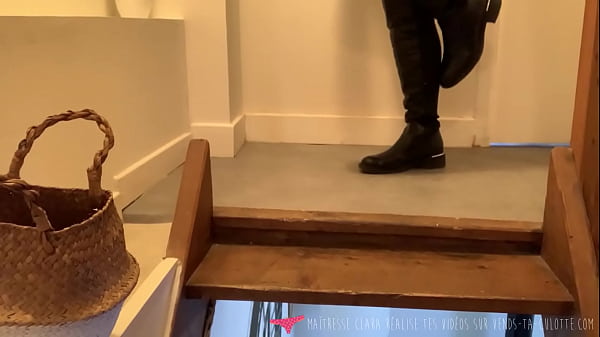 Vends-ta-culotte - Leather, boots, hair and feet fetishes with a French dominatrix - Maitresse Clara