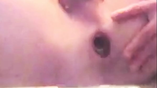 Ich lege mein Arschloch mit Klebeband frei und stecke dann eine Plastikflasche ein – 2 Mal Sperma